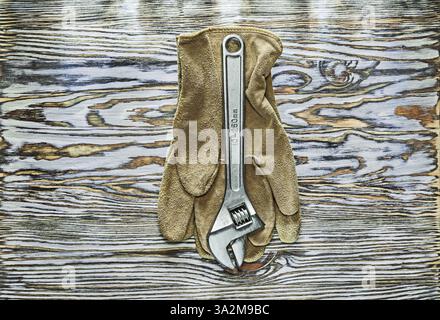 Gants de sécurité clé réglable sur planche de bois Banque D'Images