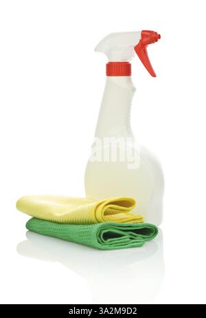 Vaporisateur blanc et deux serviettes de cuisine Banque D'Images