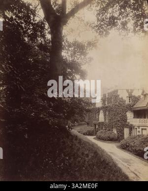 Cette photographie de 1901 d'Eugène Atget montre la 'Maison de Chateaubriand' dans la Vallée aux loups, Aulnay. L'image capture la maison historique, un site d'importance littéraire, dans son environnement naturel. Banque D'Images