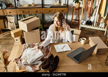 Une jeune femme trie ses vêtements pour le don, contribuant ainsi aux efforts de durabilité. Banque D'Images