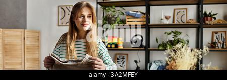 Jeune femme trie des vêtements à donner pour un style de vie plus durable, bannière Banque D'Images