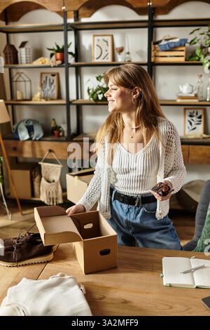 Jolie jeune femme trie joyeusement et fait don de vêtements pour un style de vie respectueux de l'environnement. Banque D'Images
