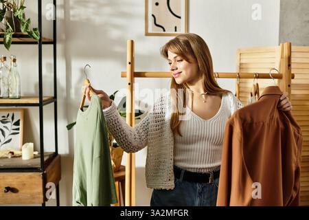 Une jeune femme trie soigneusement et fait don de ses vêtements tout en promouvant la durabilité. Banque D'Images