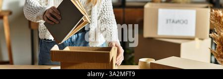 Une jeune femme trie des livres pour don, promouvant la durabilité, bannière Banque D'Images