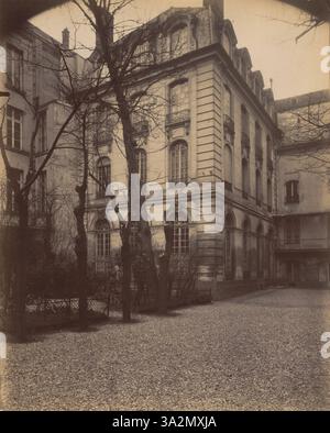 Cette photographie réalisée en 1905 par Eugène Atget représente l’ancien monastère des Bénédictins anglais au 269 rue Saint-Jacques, soulignant son importance architecturale et historique. Banque D'Images