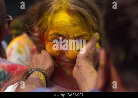 Pokhara, Népal. 13 mars 2025. Les touristes étrangers se joignent au chaos vibrant de Holi. Le festival des couleurs envahit les collines et les montagnes du Népal, célébrant l'arrivée du printemps avec énergie et un éclat de couleurs dans tous les coins. (Photo de Yunish Gurung/NurPhoto) crédit : NurPhoto SRL/Alamy Live News Banque D'Images