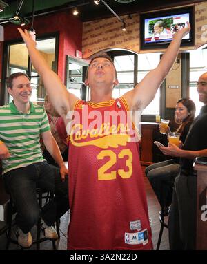 11 juillet 2014 - Akron, Ohio, États-Unis - ROB BARTO célèbre après avoir entendu LeBron James revenir jouer pour les cavaliers de Cleveland. Quatre ans après son départ de Cleveland pour Miami, LeBron James rentre chez lui. (Crédit image : © Phil Masturzo/MCT/ZUMA Wire) Banque D'Images