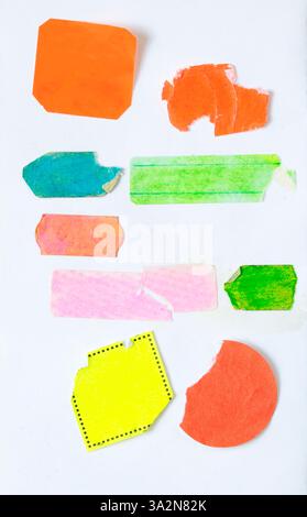 et d'autocollants de prix adhésifs grungy vides, étiquettes de prix multicolores, avec espace de copie gratuit, isolé sur fond transparent Banque D'Images