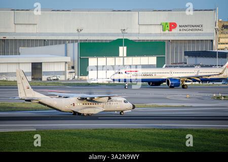 Lisbonne, Portugal - 3 avril 2024 : Airbus C295 de l'armée de l'air portugaise et Airbus A321neo de British Airways circulent à l'aéroport de Lisbonne. TAP maintenance et ingénierie hangar et infrastructure, hub international occupé Banque D'Images