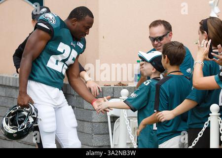 1er août 2014 : LeSean McCoy (25 ans) rencontre quelques fans alors qu'il se rend sur le terrain pendant le camp d'entraînement des Eagles de Philadelphie au complexe NovaCare à Philadelphie, en Pennsylvanie. (Crédit image : © Chris Szagola/Cal Sport Media/ZUMAPRESS.com) Banque D'Images