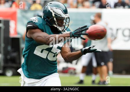 3 août 2014 : LeSean McCoy (25 ans) cherche à attraper le ballon pendant le camp d'entraînement des Eagles de Philadelphie au Lincoln Financial Field à Philadelphie, en Pennsylvanie. (Crédit image : © Chris Szagola/Cal Sport Media/ZUMAPRESS.com) Banque D'Images