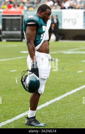 3 août 2014 : LeSean McCoy (25 ans) s'essuie le visage avec sa chemise pendant le camp d'entraînement des Eagles de Philadelphie au Lincoln Financial Field à Philadelphie, en Pennsylvanie. (Crédit image : © Chris Szagola/Cal Sport Media/ZUMAPRESS.com) Banque D'Images