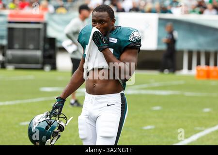 3 août 2014 : LeSean McCoy (25 ans) s'essuie le visage avec sa chemise pendant le camp d'entraînement des Eagles de Philadelphie au Lincoln Financial Field à Philadelphie, en Pennsylvanie. (Crédit image : © Chris Szagola/Cal Sport Media/ZUMAPRESS.com) Banque D'Images