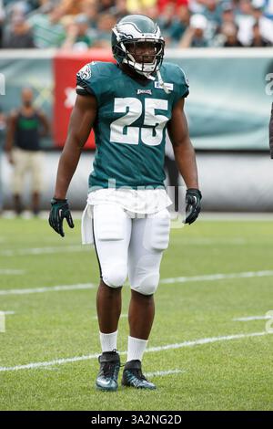 3 août 2014 : le Philadelphia Eagles Running Back LeSean McCoy (25 ans) regarde pendant le camp d'entraînement des Philadelphia Eagles au Lincoln Financial Field à Philadelphie, en Pennsylvanie. (Crédit image : © Chris Szagola/Cal Sport Media/ZUMAPRESS.com) Banque D'Images