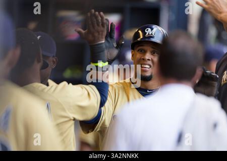 10 août 2014 - Milwaukee, Wisconsin, États-Unis d'Amérique - 10 août 2014 : Carlos Gomez #27, le joueur du centre des brasseurs de Milwaukee, est félicité après avoir marqué lors de la 1ère manche du match de baseball de la Ligue majeure entre les Brewers de Milwaukee et les Dodgers de Los Angeles au Miller Park à Milwaukee, WISCONSIN. John Fisher/CSM(image crédit : © John Fisher/Cal Sport Media/ZUMAPRESS.com) Banque D'Images