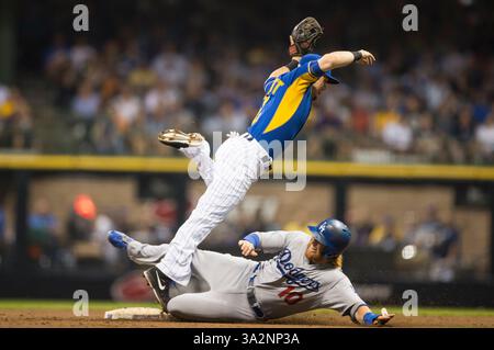 10 août 2014 - Milwaukee, Wisconsin, États-Unis d'Amérique - 8 août 2014 - Milwaukee, Wisconsin, États-Unis d'Amérique - 8 août 2014 : le deuxième baseur des Milwaukee Brewers Scooter Gennett #2 est éliminé par le baserunner Justin Turner #10 des Los Angeles Dodgers lors du match de la ligue majeure de baseball entre les Milwaukee Brewers et les Los Angeles Dodgers à Miller Park à Milwaukee, WI. John Fisher/CSM(image de crédit :(image de crédit : © John Fisher/Cal Sport Media/ZUMAPRESS.com) Banque D'Images