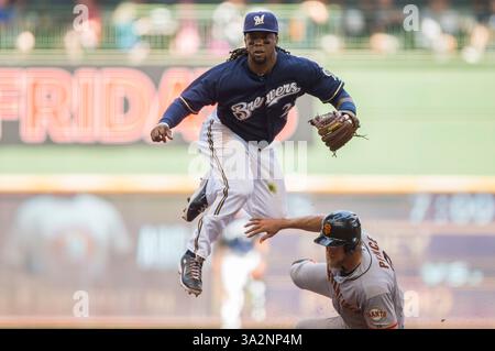 10 août 2014 - Milwaukee, Wisconsin, États-Unis d'Amérique - 7 août 2014 - Milwaukee, Wisconsin, États-Unis d'Amérique - 7 août 2014 : le deuxième joueur de base des Milwaukee Brewers Rickie Weeks #23 tourne un double jeu alors que le basserunner Hunter Pence #8 des San Francisco Giants glisse dans la deuxième base lors du match de la Ligue majeure de baseball entre les Milwaukee Brewers et les San Francisco Giants à Miller Park à Milwaukee, WI. John Fisher/CSM(image de crédit :(image de crédit : © John Fisher/Cal Sport Media/ZUMAPRESS.com) Banque D'Images