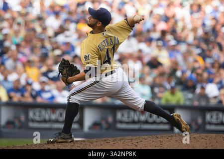 10 août 2014 - Milwaukee, Wisconsin, États-Unis d'Amérique - 10 août 2014 : le lanceur Marco Estrada #41 des Milwaukee Brewers lance un terrain pendant le match de baseball de la Ligue majeure entre les Brewers de Milwaukee et les Dodgers de Los Angeles au Miller Park à Milwaukee, WISCONSIN. Dodgers a battu les Brewers 5-1. John Fisher/CSM(image crédit : © John Fisher/Cal Sport Media/ZUMAPRESS.com) Banque D'Images