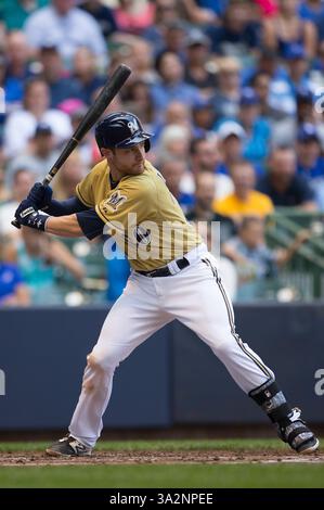 10 août 2014 - Milwaukee, Wisconsin, États-Unis d'Amérique - 10 août 2014 : le receveur Jonathan Lucroy #20 des Milwaukee Brewers à la batte lors du match de baseball de la Ligue majeure entre les Brewers de Milwaukee et les Dodgers de Los Angeles au Miller Park à Milwaukee, WISCONSIN. Dodgers a battu les Brewers 5-1. John Fisher/CSM(image crédit : © John Fisher/Cal Sport Media/ZUMAPRESS.com) Banque D'Images
