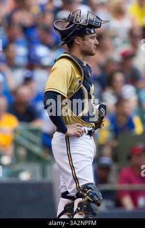 10 août 2014 - Milwaukee, Wisconsin, États-Unis d'Amérique - 10 août 2014 : Jonathan Lucroy #20, receveur des Milwaukee Brewers, regarde pendant le match de baseball de la Ligue majeure entre les Brewers de Milwaukee et les Dodgers de Los Angeles au Miller Park à Milwaukee, WISCONSIN. Dodgers a battu les Brewers 5-1. John Fisher/CSM(image crédit : © John Fisher/Cal Sport Media/ZUMAPRESS.com) Banque D'Images
