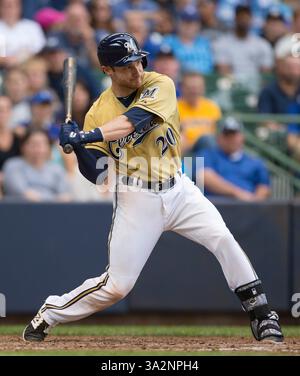 10 août 2014 - Milwaukee, Wisconsin, États-Unis d'Amérique - 10 août 2014 : le receveur Jonathan Lucroy #20 des Milwaukee Brewers à la batte dans le match de baseball de la Ligue majeure entre les Brewers de Milwaukee et les Dodgers de Los Angeles au Miller Park à Milwaukee, WISCONSIN. Dodgers a battu les Brewers 5-1. John Fisher/CSM(image crédit : © John Fisher/Cal Sport Media/ZUMAPRESS.com) Banque D'Images