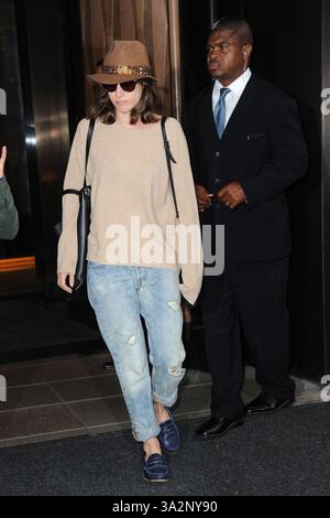12 août 2014 - New York, NY, États-Unis - 12 août 2014 New York City..Lizzy Caplan quitte son hôtel SoHo à New York le 12 août 2014 (crédit image : © Kristin Callahan - Ace Pictures/Ace Pictures/ZUMA Wire) Banque D'Images