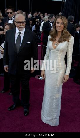 13 août 2014 - Los Angeles, Californie, États-Unis S - la chanteuse canadienne Céline Dion a déclaré mercredi 13 août 2014 qu'elle avait mis sa carrière dans le show business en suspens indéfiniment, annulant son spectacle à Las Vegas et une tournée d'automne prévue en Asie, pour se concentrer sur la santé de son mari elle-même et de sa famille. Le mari de Dion, René Angelil, a subi une opération chirurgicale en décembre pour enlever une tumeur cancéreuse, et Dion a lutté contre une maladie qui a causé une inflammation dans ses muscles de la gorge. PHOTO DU DOSSIER : Céline Dion et son mari René Angelil arrivent pour la 83e cérémonie des Oscars au Kodak Theatre de Los Angeles, en Californie Banque D'Images