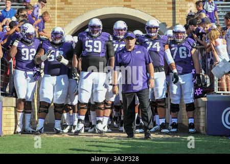 30 août 2014 : . Gary Patterson, entraîneur-chef de TCU Horned Frogs, et Tayo Fabuluje (59) et Halapoulivaati Vaitai (74) se préparent à entrer sur le terrain lors du match de football NCAA entre les Bulldogs de Samford et les grenouilles Horned de TCU au stade Amon G. carter à Fort Worth, Texas. . (Crédit image : © Manny Flores/Cal Sport Media/ZUMAPRESS.com) Banque D'Images
