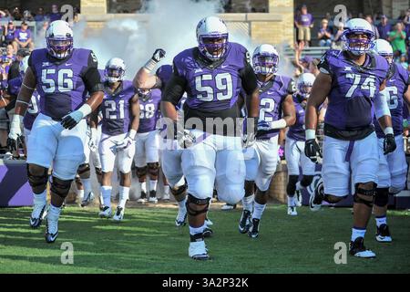 30 août 2014 : . Gary Patterson, entraîneur-chef de TCU Horned Frogs, et Tayo Fabuluje (59) et Halapoulivaati Vaitai (74) se préparent à entrer sur le terrain lors du match de football NCAA entre les Bulldogs de Samford et les grenouilles Horned de TCU au stade Amon G. carter à Fort Worth, Texas. . (Crédit image : © Manny Flores/Cal Sport Media/ZUMAPRESS.com) Banque D'Images