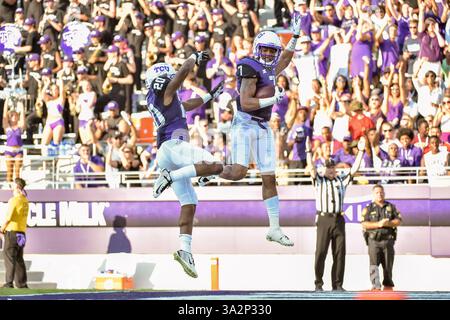 30 août 2014 : . Kolby Listenbee (7 ans), receveur de la TCU Horned Frogs Wide, célèbre avec son coéquipier Deante' Gray (20 ans) après avoir obtenu un touchdown dans un match de football de la NCAA entre les Bulldogs de Samford et les Frogs Horned de la TCU au stade Amon G. carter à Fort Worth, Texas. . TCU gagne 48-14.(image crédit : © Manny Flores/Cal Sport Media/ZUMAPRESS.com) Banque D'Images