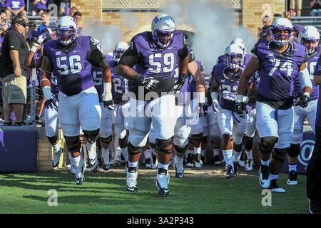 30 août 2014 : . Gary Patterson, entraîneur-chef de TCU Horned Frogs, et Tayo Fabuluje (59) et Halapoulivaati Vaitai (74) se préparent à entrer sur le terrain lors du match de football NCAA entre les Bulldogs de Samford et les grenouilles Horned de TCU au stade Amon G. carter à Fort Worth, Texas. . (Crédit image : © Manny Flores/Cal Sport Media/ZUMAPRESS.com) Banque D'Images