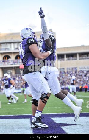 30 août 2014 : . L'attaque offensive de la TCU Horned Frogs Halapoulivaati Vaitai (74) soulève le receveur de la TCU Horned Frogs David porter (14) alors qu'il marque un touchdown dans un match de football de la NCAA entre les Bulldogs de Samford et les Frogs Horned de la TCU au stade Amon G. carter de Fort Worth, Texas. . (Crédit image : © Manny Flores/Cal Sport Media/ZUMAPRESS.com) Banque D'Images