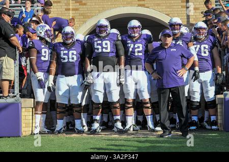30 août 2014 : . Gary Patterson, entraîneur-chef de TCU Horned Frogs, et Tayo Fabuluje (59) et Halapoulivaati Vaitai (74) se préparent à entrer sur le terrain lors du match de football NCAA entre les Bulldogs de Samford et les grenouilles Horned de TCU au stade Amon G. carter à Fort Worth, Texas. . (Crédit image : © Manny Flores/Cal Sport Media/ZUMAPRESS.com) Banque D'Images