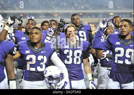 30 août 2014 : . Connor Osborne (38) et TCU Horned Frogs Running Back B.J. Catalon (23) pendant la chanson TCU Fight après un match de football NCAA entre les Bulldogs de Samford et les Horned Frogs de TCU au stade Amon G. carter de Fort Worth, Texas. . (Crédit image : © Manny Flores/Cal Sport Media/ZUMAPRESS.com) Banque D'Images