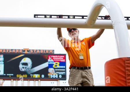 31 août 2014 - Knoxville, Tennessee, États-Unis - 31 août 2014 : les poteaux de buts sont nivelés avant le match de football de la NCAA entre les bénévoles de l'Université du Tennessee et les Utah State Aggies au Neyland Stadium de Knoxville, TN(crédit image : © photographe:Tim Gangloff/Cal Sport Media/ZUMAPRESS.com) Banque D'Images