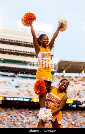 31 août 2014 - Knoxville, Tennessee, États-Unis - 31 août 2014:les cheerleaders préparent les supporters avant le match de football de la NCAA entre les bénévoles de l'Université du Tennessee et les Utah State Aggies au Neyland Stadium de Knoxville, TN(crédit image : © photographe:Tim Gangloff/Cal Sport Media/ZUMAPRESS.com) Banque D'Images