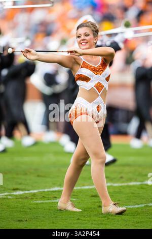 31 août 2014 - Knoxville, Tennessee, États-Unis - 31 août 2014:les bénévoles du Tennessee marches avec le groupe avant le match de football de la NCAA entre les bénévoles de l'Université du Tennessee et les Aggies de l'Utah State au Neyland Stadium de Knoxville, TN(crédit image : © photographe:Tim Gangloff/Cal Sport Media/ZUMAPRESS.com) Banque D'Images