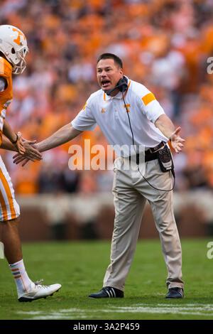 31 août 2014 - Knoxville, Tennessee, États-Unis - 31 août 2014 : L'entraîneur-chef Butch Jones des volontaires du Tennessee pendant le match de football de la NCAA entre les bénévoles de l'Université du Tennessee et les Aggies de l'Utah State au Neyland Stadium de Knoxville, TN(crédit image : © photographe:Tim Gangloff/Cal Sport Media/ZUMAPRESS.com) Banque D'Images