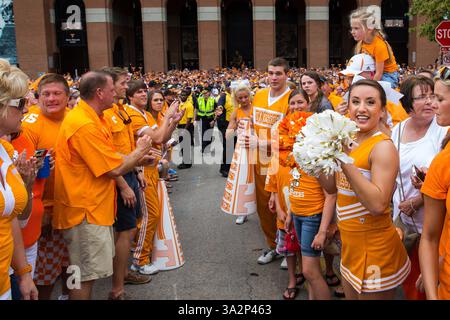 31 août 2014 - Knoxville, Tennessee, États-Unis - 31 août 2014 : les fans des bénévoles du Tennessee se préparent pour la marche en vol avant le match de football de la NCAA entre les bénévoles de l'Université du Tennessee et les Aggies de l'État de l'Utah au Neyland Stadium de Knoxville, TN(crédit image : © photographe:Tim Gangloff/Cal Sport Media/ZUMAPRESS.com) Banque D'Images