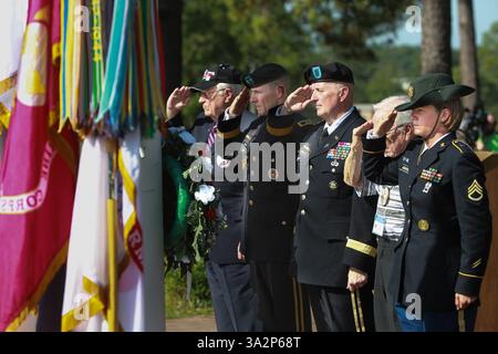 1 septembre 2014 - Columbia, SC, États-Unis - les dignitaires saluent le fait que ''Taps'' est joué le lundi 1er septembre 2014, pour honorer les vétérans de la bataille des Ardennes lors de leur Convention nationale à Columbia, SC (crédit image : © Tracy Glantz/MCT/ZUMA Wire) Banque D'Images