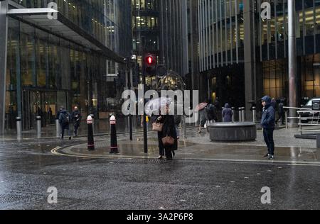 ROYAUME-UNI. 13 mars 2025. Les travailleurs de la ville se font prendre dans les fortes averses de pluie printanières sur Leadenhall Street dans le quartier financier de la ville de Londres, Angleterre, Royaume-Uni 13 mars 2025 crédit : Jeff Gilbert/Alamy Live News Banque D'Images
