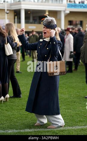 Heather de Bromhead, épouse de l'entraîneur Henry de Bromhead, après Bob Olinger monté par Rachael Blackmore, a remporté la haie des Paddy Power Stayers le troisième jour du Cheltenham Festival 2025 à l'hippodrome de Cheltenham. Date de la photo : jeudi 13 mars 2025. Banque D'Images