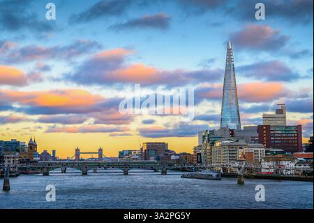 Vue imprenable sur Londres en descendant la Tamise de Blackfriars vers le Shard and Tower Bridge. Banque D'Images