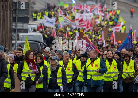 Verdi Warnstreiks im öffentlichen Dienst, Nürnberg, 13.03.2025 Ein langer Demonstrationsmarsch mit Tausenden von Teilnehmenden bewegt sich durch die Stadt im Rahmen des Warnstreiks im öffentlichen Dienst. Die Demonstrierenden tragen Warnwesten sowie Fahnen und Banner der Gewerkschaft ver.di. Die Gesamtzahl der Streikenden wird an diesem Tag auf etwa 12,000 Personen geschätzt. Nürnberg Altstadt - Saint Lorenz Bayern Deutschland *** Verdi grève d'avertissement dans le secteur public, Nuremberg, 13 03 2025 Une longue marche de manifestation avec des milliers de participants se déplace dans la ville dans le cadre de la guerre Banque D'Images