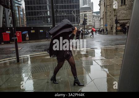 ROYAUME-UNI. 13 mars 2025. Les travailleurs de la ville se font prendre dans les fortes averses de pluie printanières sur Leadenhall Street dans le quartier financier de la ville de Londres, Angleterre, Royaume-Uni 13 mars 2025 crédit : Jeff Gilbert/Alamy Live News Banque D'Images
