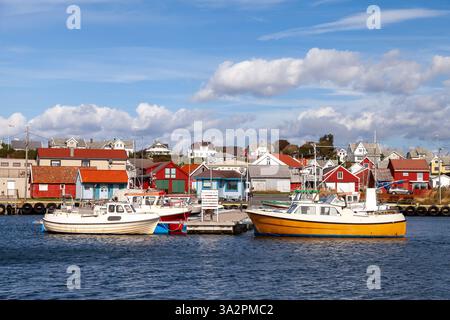 Une vue panoramique sur Borhaug, Lista en Norvège, dispose d'un port tranquille avec de l'eau bleue et des bateaux soigneusement agencés. Maisons traditionnelles rouges et blanches Banque D'Images