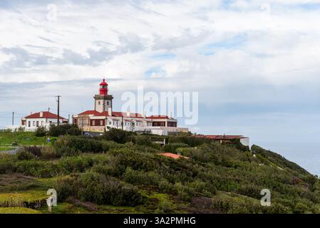 Le phare emblématique se trouve au sommet d'une colline verdoyante surplombant l'océan Atlantique, marquant le point le plus occidental de l'Europe continentale. Banque D'Images