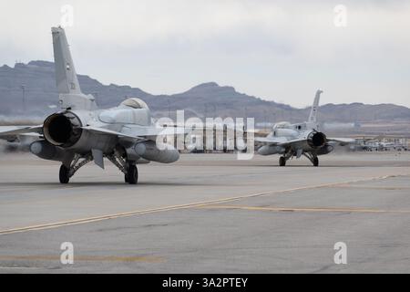 United Arab Emirates Air Force (UAEAF) F-16E Desert Falcons se préparent pour le décollage en soutien au Red Flag-Nellis 25-2 à la base aérienne de Nellis, Nevada, Missouri Banque D'Images