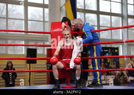ODESSA, UKRAINE - 10 mars 2025 : Coupe d'Ukraine de boxe entre hommes et femmes. Cérémonie d'ouverture de la compétition, concert, prix, entraîneurs, juges, par Banque D'Images