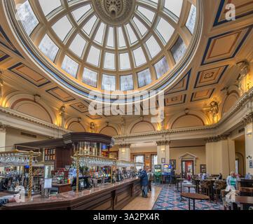 L'intérieur de The Counting House, un pub JD Wetherspoon dans le centre-ville, George Square, Glasgow, Écosse, Royaume-Uni Banque D'Images